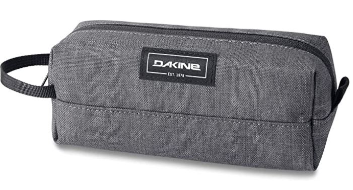 trousse decole grise pour garcon de la marque Dakine modele Accessory case avec dragonne de transport